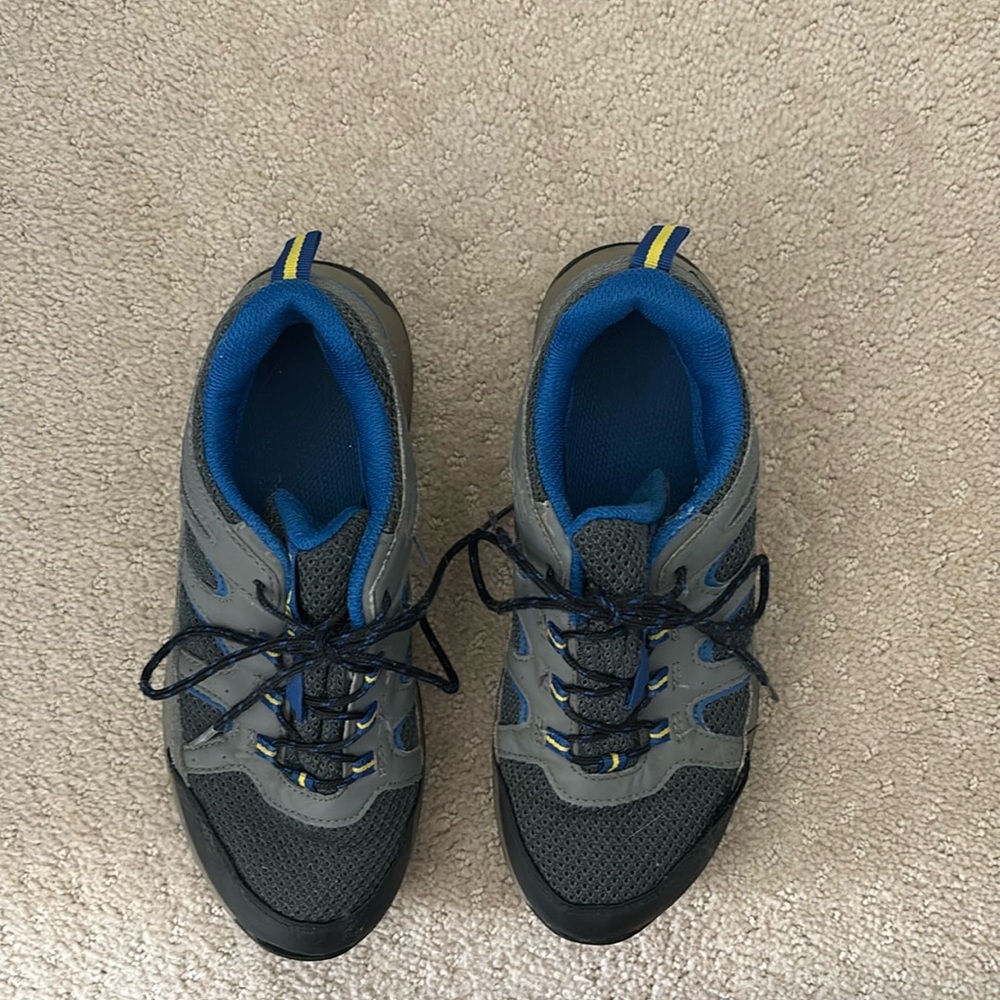 Merrell kids waterproof hiking shoe size 4